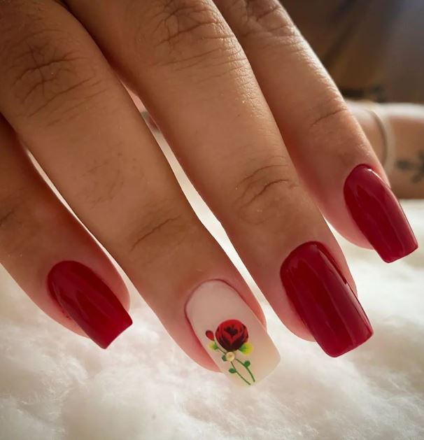 Inspiração de unhas vermelhas decoradas.