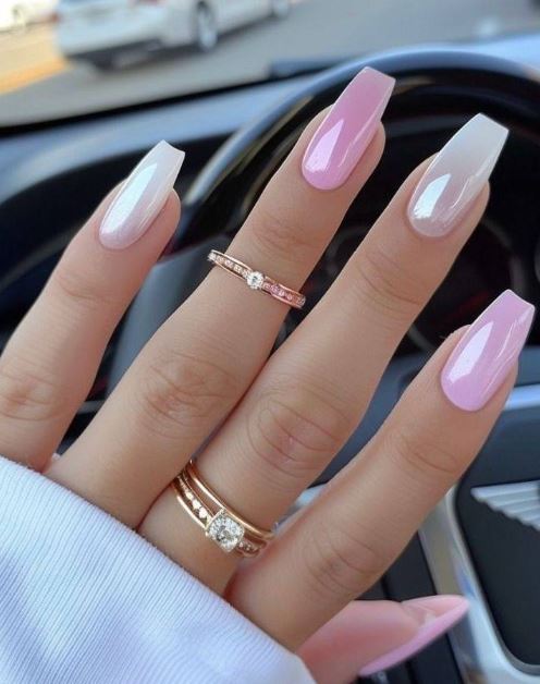 Unhas cor de rosa com francesinha clássica