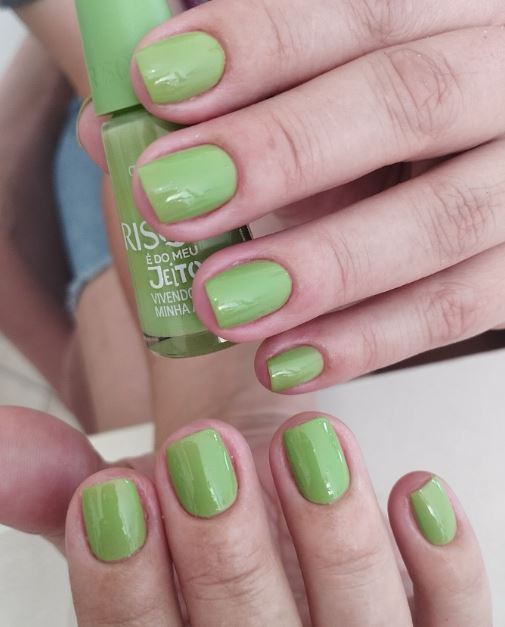 Unhas verdes para o dia a dia com estilo delicado e bonito