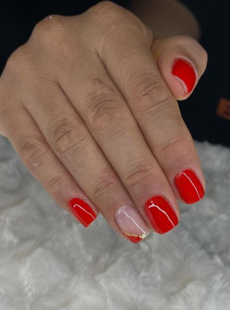 Unhas vermelhas simples e elegantes.