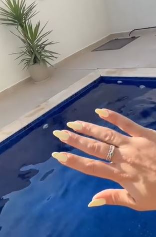 Tendência de unhas amarelas decoradas femininas.