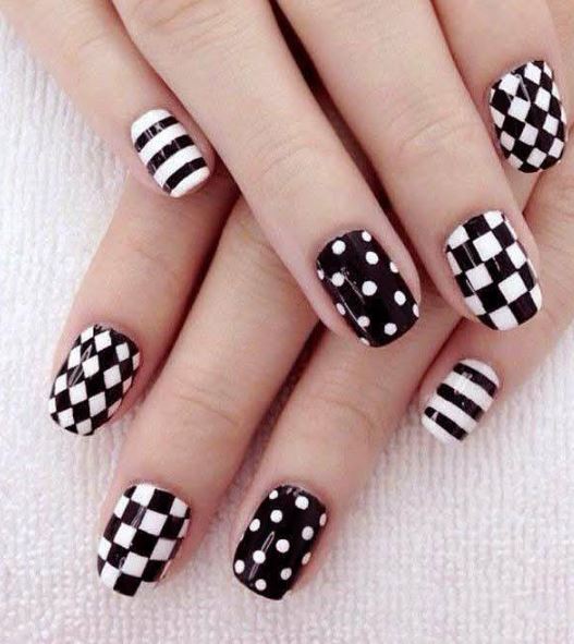 Modelos de unhas brancas com francesinha moderna.