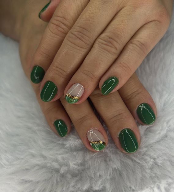 Unhas verdes estilo francesinha moderna e elegante