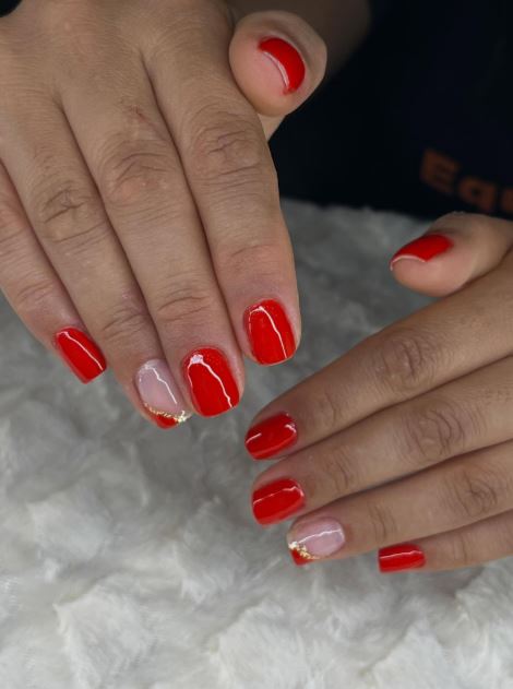 Unhas vermelhas com filha única decorada.