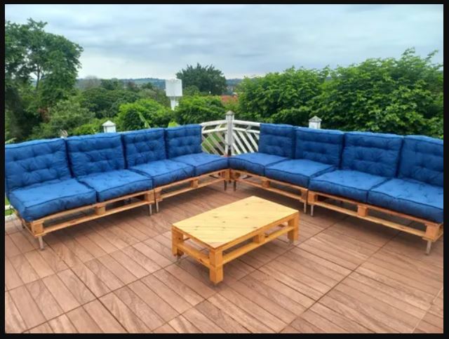 Sofá de pallet moderno para sala com almofadas confortáveis.