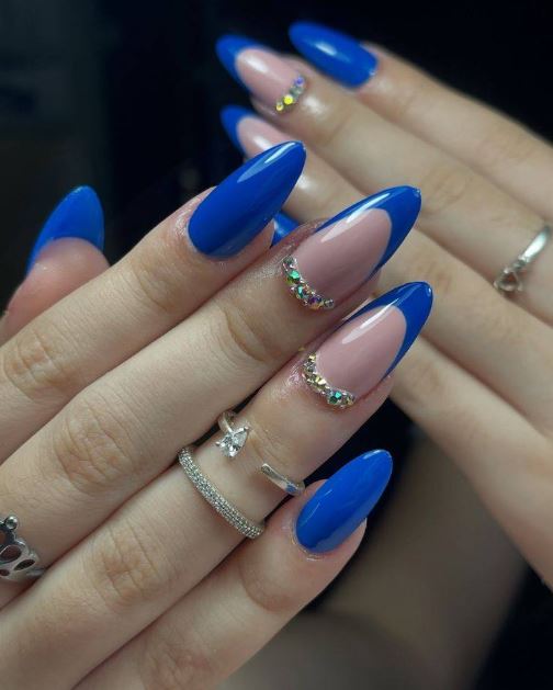 Unhas azuis decoradas modernas e elegantes.