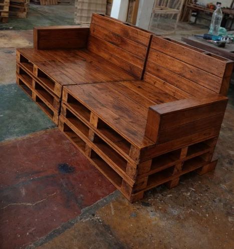 Sofá de pallet para área externa resistente e estiloso.