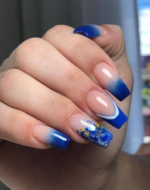 Unhas azuis simples e sofisticadas para o dia a dia.