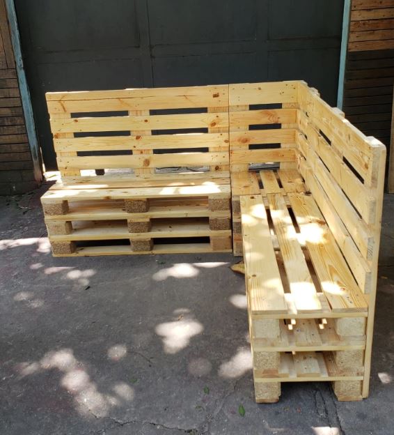 Sofá de pallet simples para varanda pequena.
