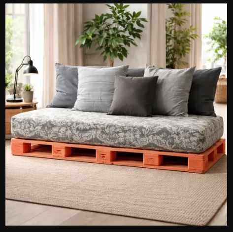 Sofá de pallet com pintura branca estilo moderno.