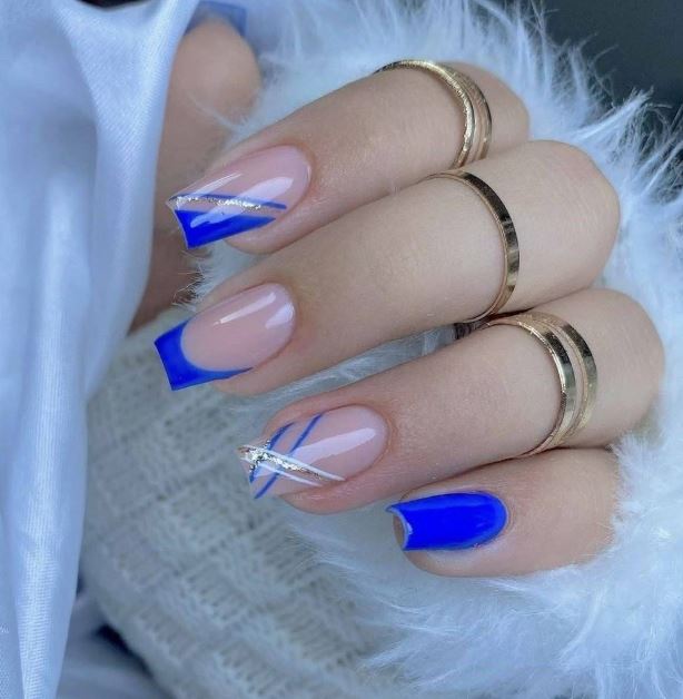 Unhas azuis em gel com acabamento profissional.