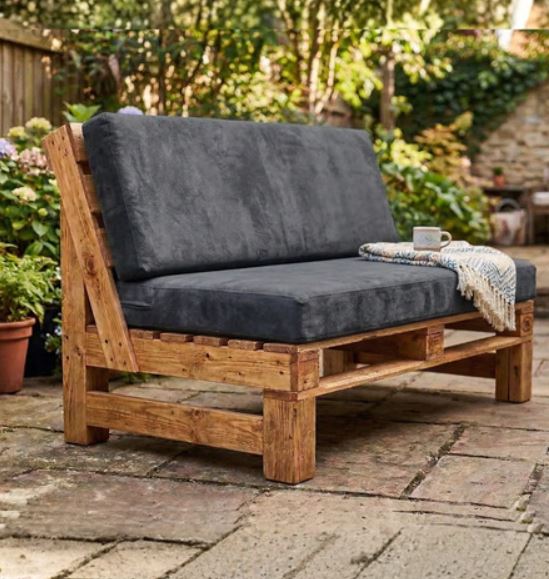 Sofá de pallet com almofadas confortáveis para relaxar.