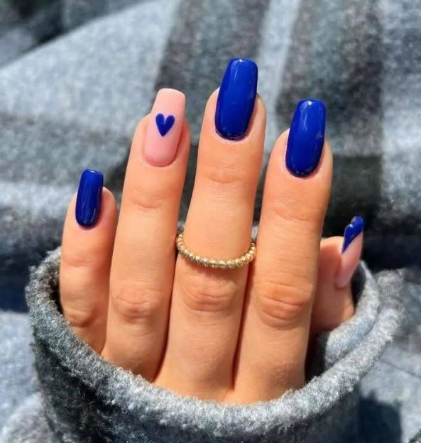 Tendência de unhas azuis modernas.