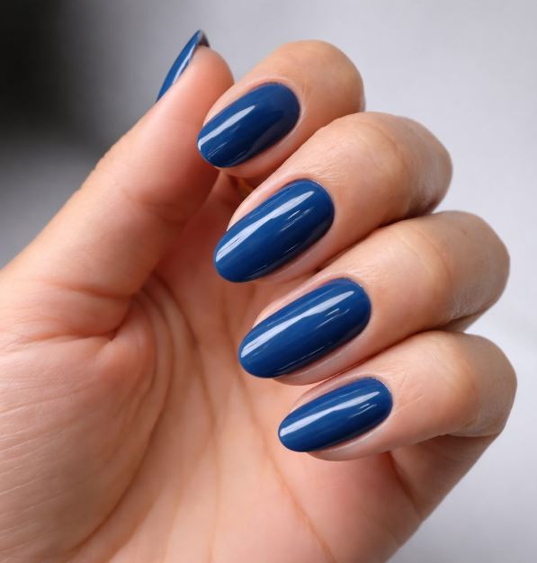 Unhas azul bebê delicadas e românticas.