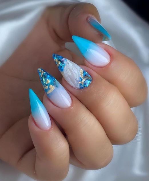 Fotos d.e unhas azuis decoradas com estilo único