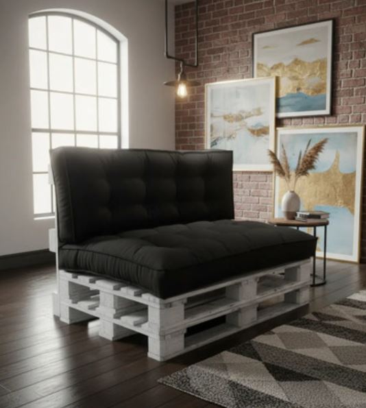 Sofá de pallet com design industrial moderno.