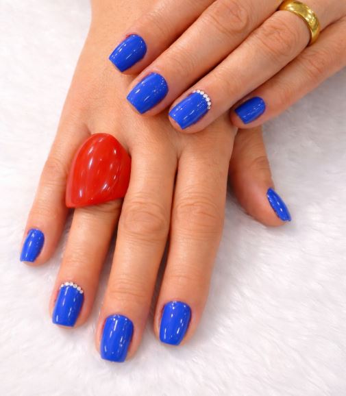 Unhas azuis com efeito degradê ombré.