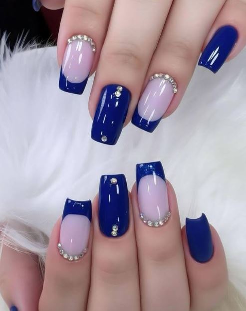 Unhas azuis com francesinha moderna elegante.