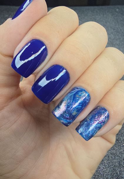 Ideias de unhas azuis para se inspirar hoje.