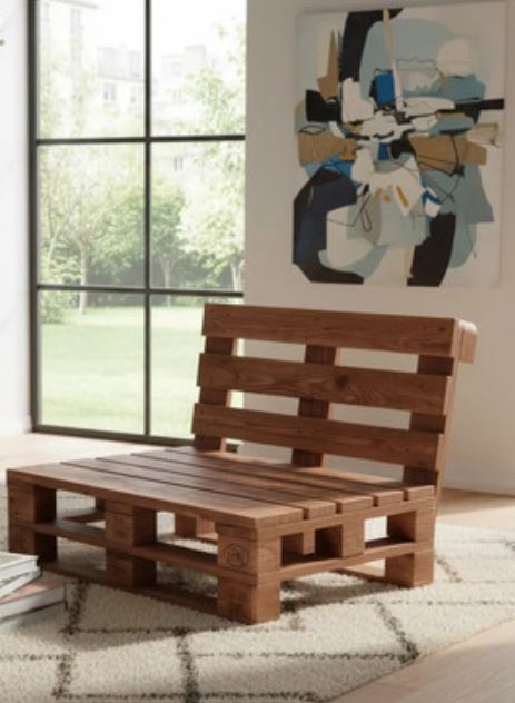 Sofá de pallet confortável para ambiente interno.