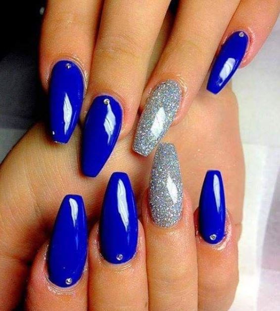 Inspirações de unhas azuis para todos os estilos.