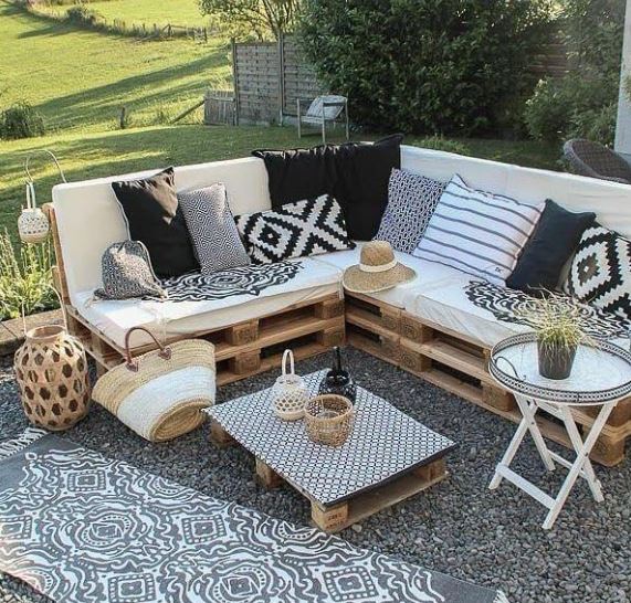 Sofá de pallet para sala pequena com otimização de espaço.