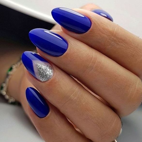 Unhas azuis sofisticadas para ocasiões especiais.