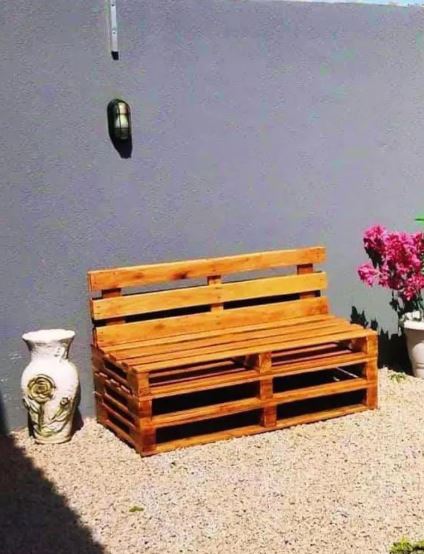 Sofá de pallet com base reforçada e durável.