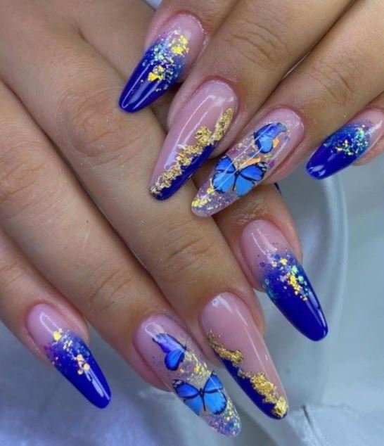 Unhas azuis minimalistas modernas e elegantes.