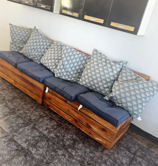Sofá de pallet com decoração minimalista moderna.