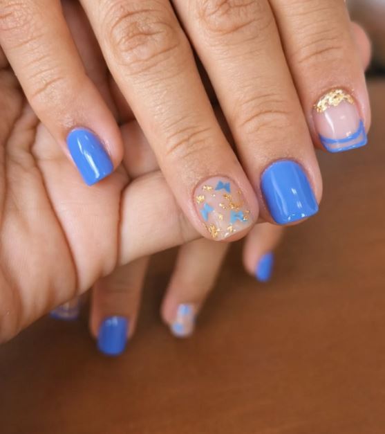 Unhas azuis com acabamento fosco sofisticado.