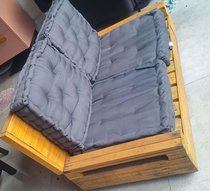 Sofá de pallet com almofadas neutras sofisticadas.