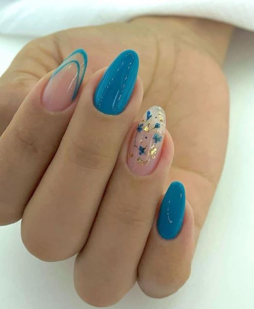 Unhas azuis com brilho intenso e glamour.