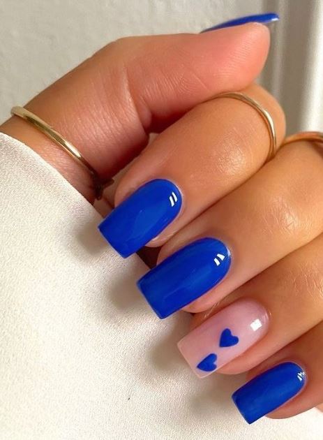 Unhas azuis diferentes e estilosas tendência atual.