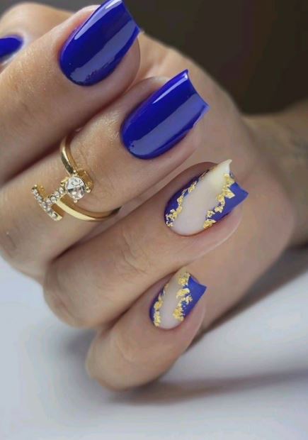 Unhas azuis femininas elegantes e modernas.