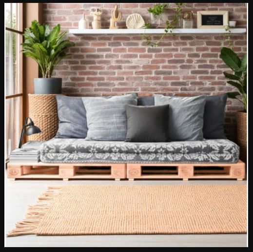 Sofá de pallet para varanda com design rústico e aconchegante.