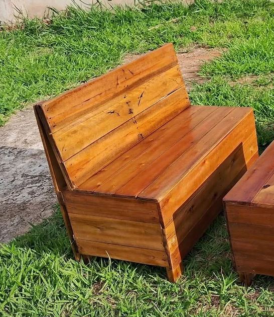Sofá de pallet com estilo rústico moderno para casa.
