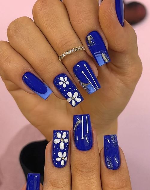 Fotos de unhas azuis lindas e delicadas.