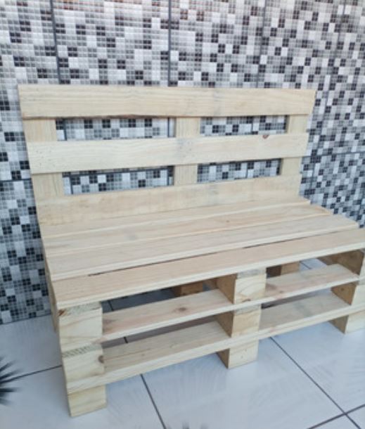 Sofá de pallet criativo para espaços pequenos e apartamentos.