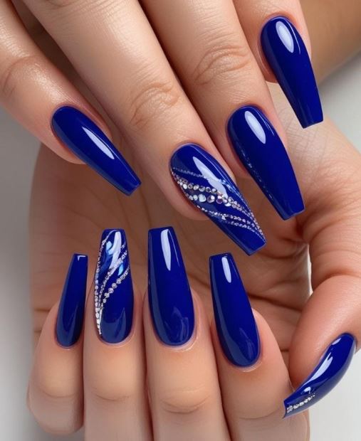 Unhas azul claro decoradas estilo minimalista.