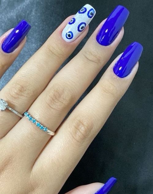 Unhas azul turquesa vibrantes e modernas.