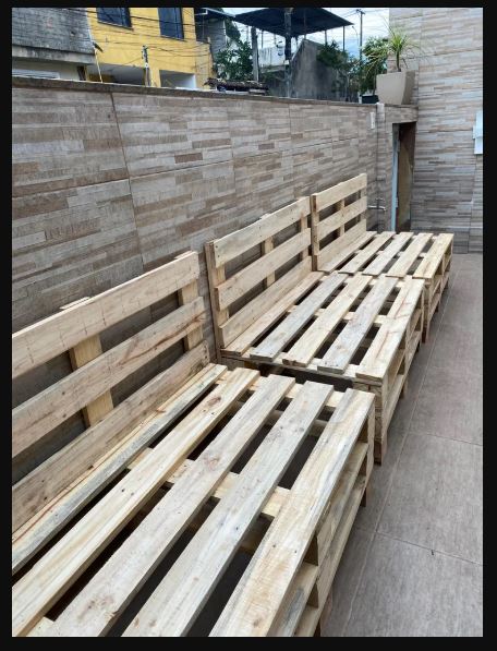 Sofá de pallet com rodízios prático e funcional.