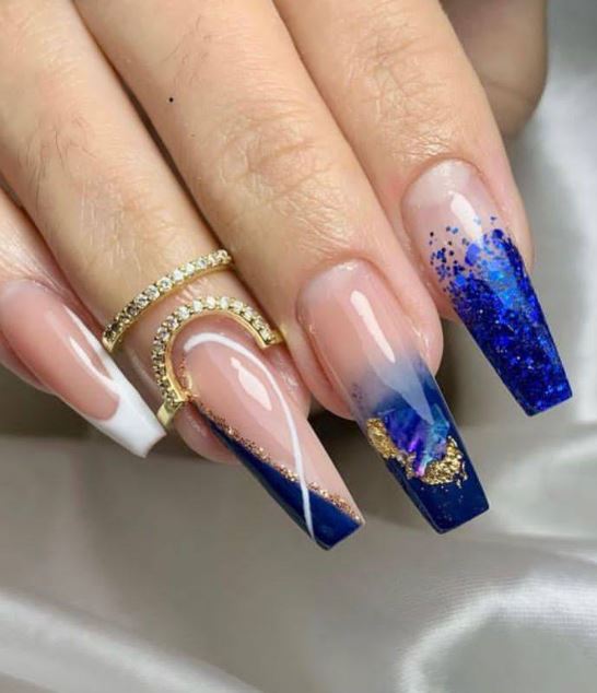 Inspiração de unhas azuis decoradas femininas.