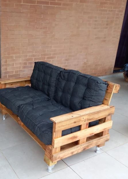 Sofá de pallet decorado com almofadas coloridas.