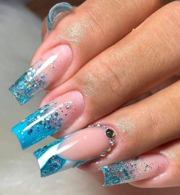 Unhas azuis com glitter para festas e eventos.