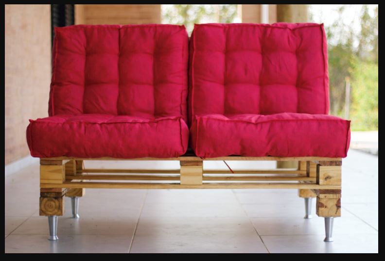 Sofá de pallet sustentável feito com madeira reciclada.