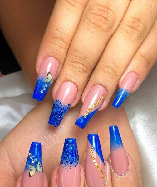 Modelos de unhas azuis elegantes e criativas.
