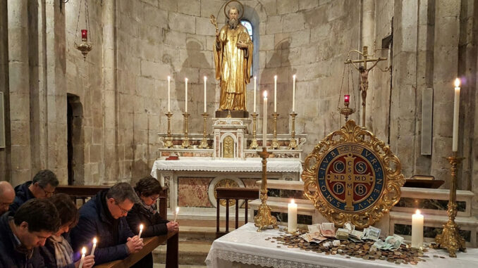 Oração de São Bento para Atrair Dinheiro: Prosperidade, Proteção e Caminhos Abertos.